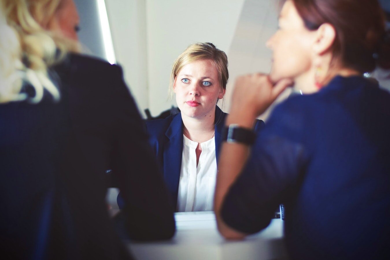 Ces gestes qui vous trahissent lors d'un entretien…(1/2)